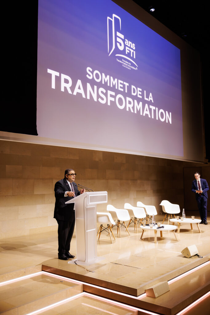 Intervenant à la tribune du Sommet de la Transformation au 3 Mazarium à Paris, en novembre 2025