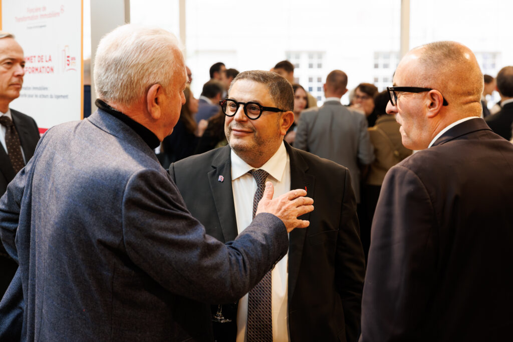Trois participants échangeant au Sommet de la Transformation au 3 Mazarium à Paris, en novembre 2025