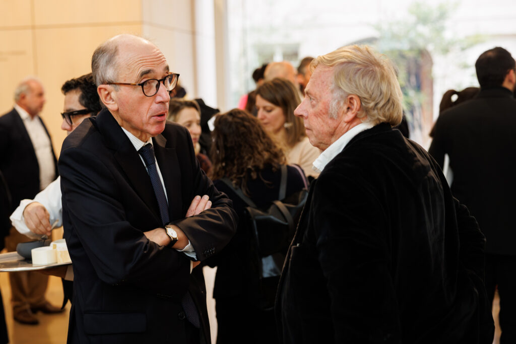 Deux participants échangeant lors du Sommet de la Transformation au 3 Mazarium à Paris, en novembre 2025