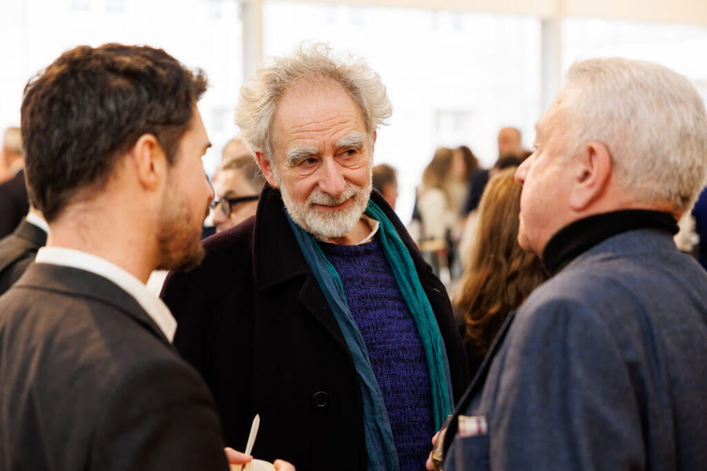 Trois participants échangeant lors du Sommet de la Transformation au 3 Mazarium à Paris, en novembre 2025