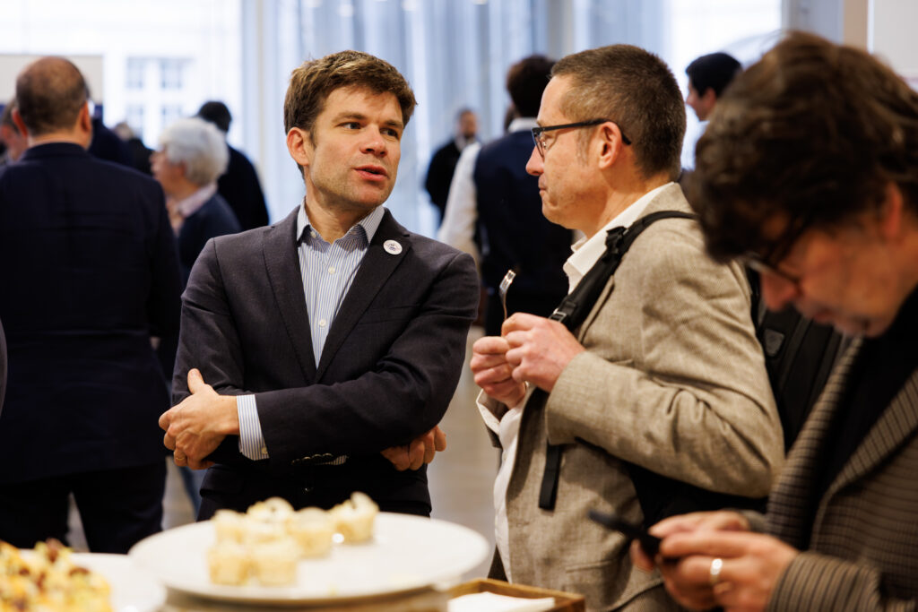 Participants échangeant au Sommet de la Transformation au 3 Mazarium à Paris, en novembre 2025