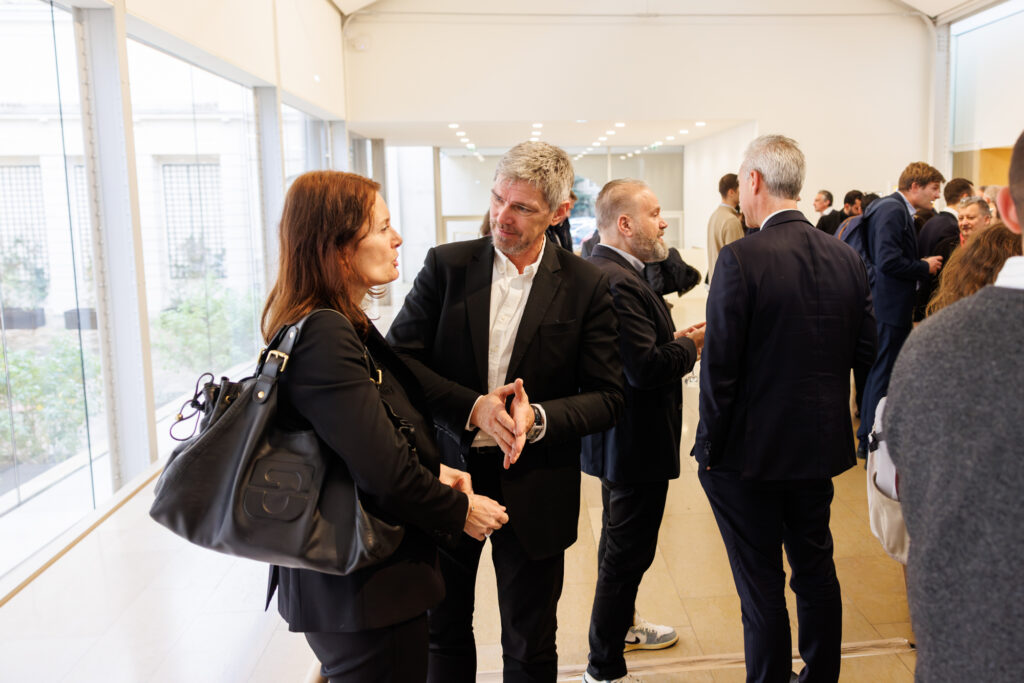 Deux participants échangent lors du Sommet de la Transformation au 3 Mazarium à Paris, en novembre 2025