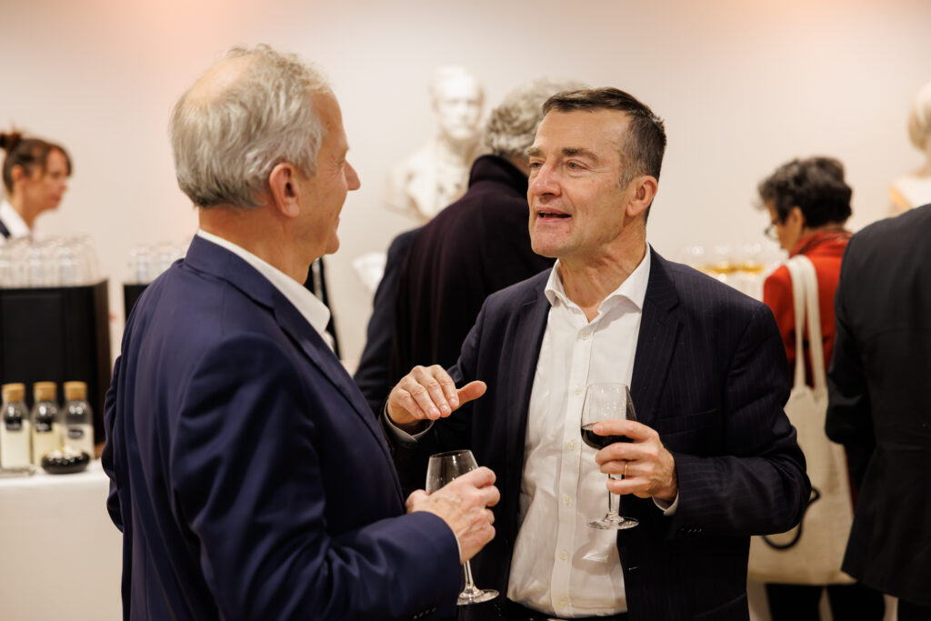 Deux participants échangeant lors du Sommet de la Transformation au 3 Mazarium à Paris, en novembre 2025