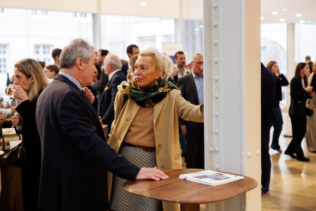 Deux participants échangeant lors du Sommet de la Transformation au 3 Mazarium à Paris, en novembre 2025