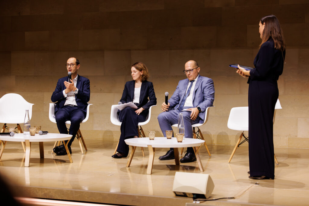 Table ronde avec trois intervenants au Sommet de la Transformation au 3 Mazarium à Paris, novembre 2025