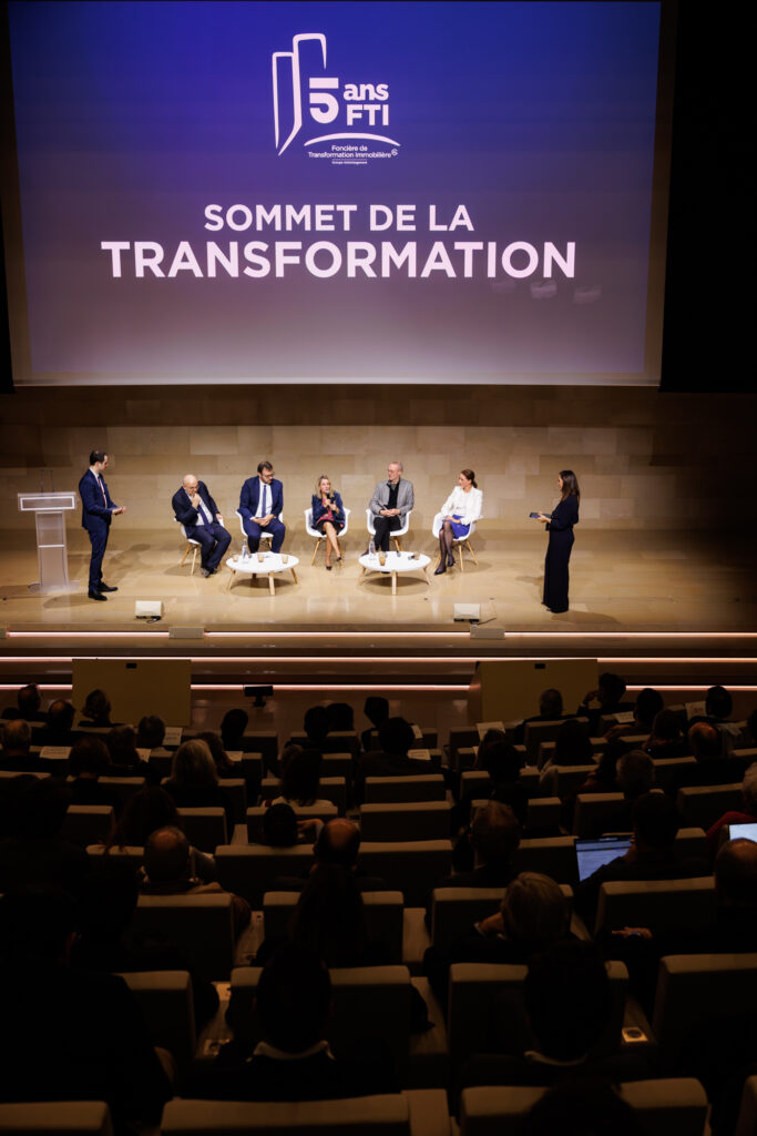 Table ronde devant le public au Sommet de la Transformation au 3 Mazarium à Paris, en novembre 2025
