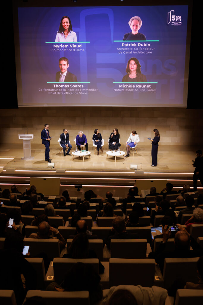 Table ronde devant le public au Sommet de la Transformation au 3 Mazarium à Paris, novembre 2025