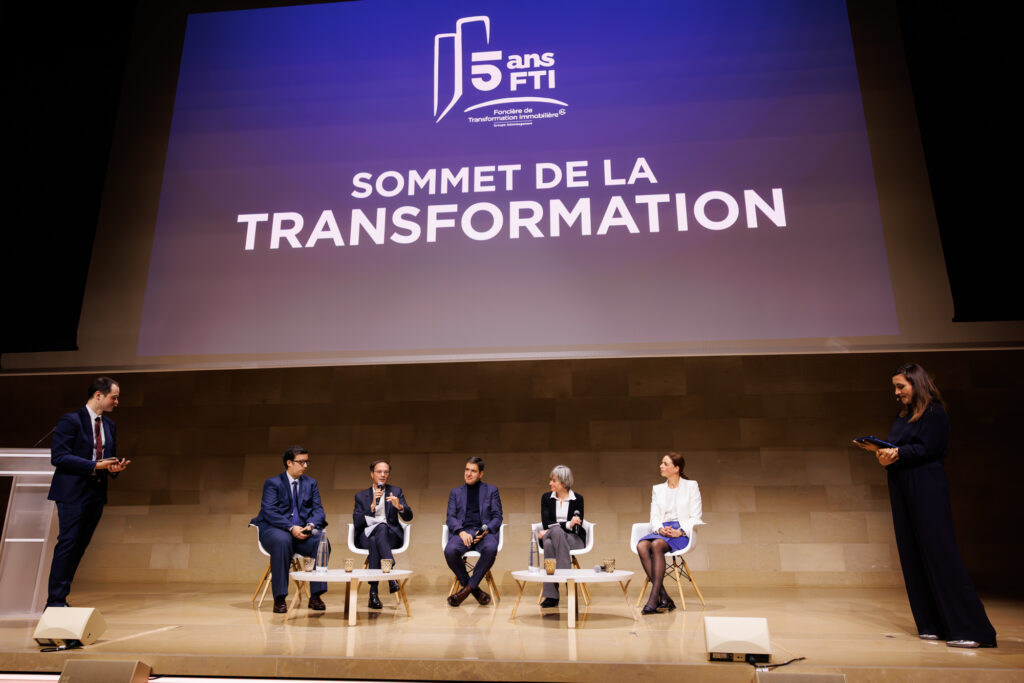 Table ronde sur scène au Sommet de la Transformation au 3 Mazarium à Paris, en novembre 2025