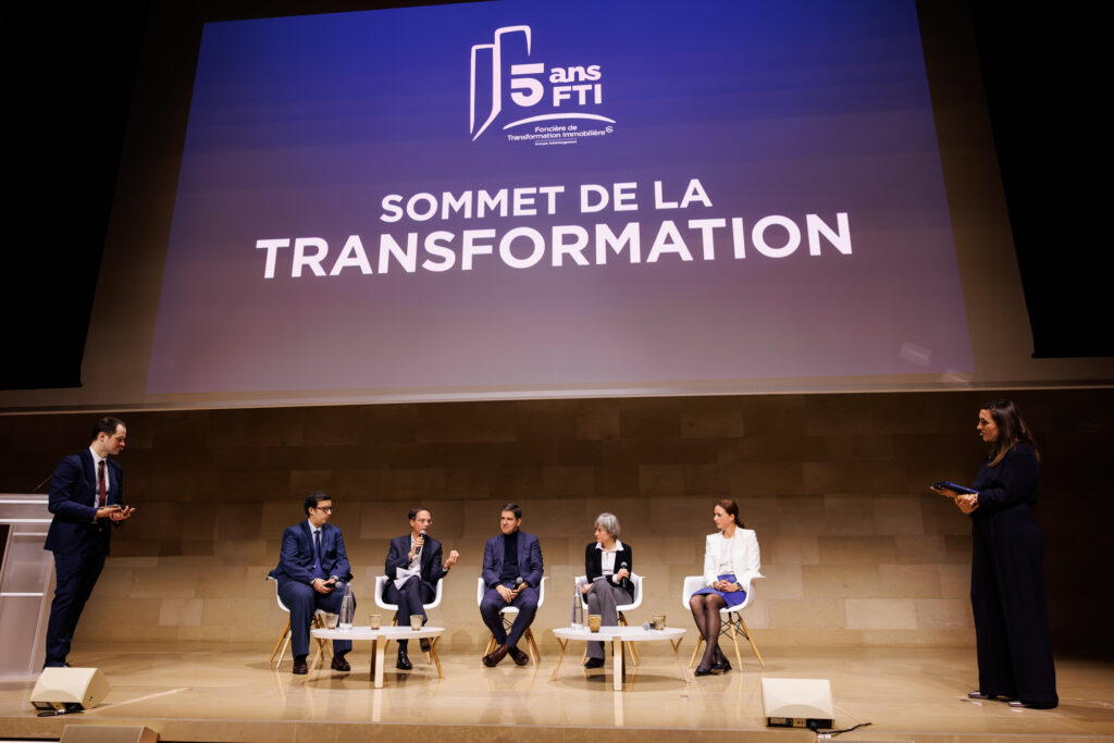 Table ronde sur scène lors du Sommet de la Transformation au 3 Mazarium à Paris, en novembre 2025