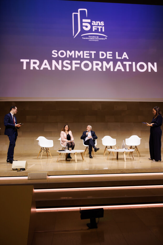 Table ronde sur scène lors du Sommet de la Transformation au 3 Mazarium à Paris, le 26 novembre 2025