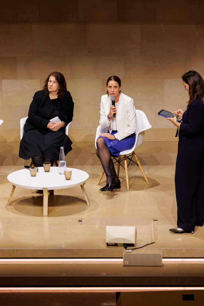 Trois intervenantes sur scène lors du Sommet de la Transformation au 3 Mazarium à Paris, en novembre 2025