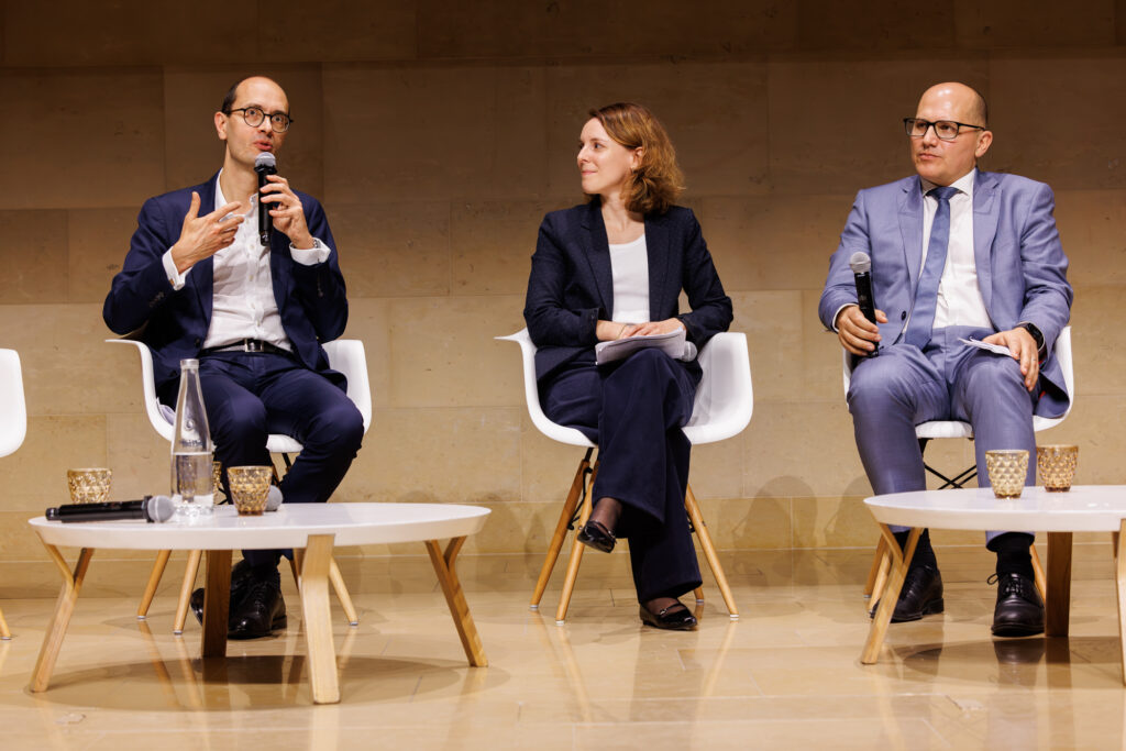 Trois intervenants en table ronde au Sommet de la Transformation au 3 Mazarium à Paris, novembre 2025