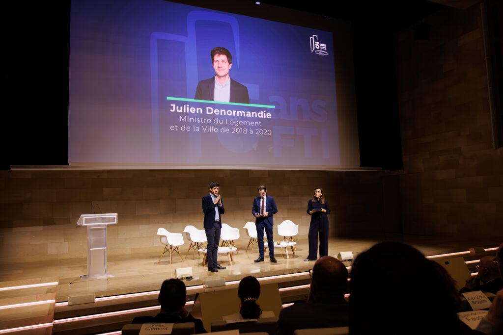 Trois intervenants sur scène au Sommet de la Transformation au 3 Mazarium à Paris, en novembre 2025