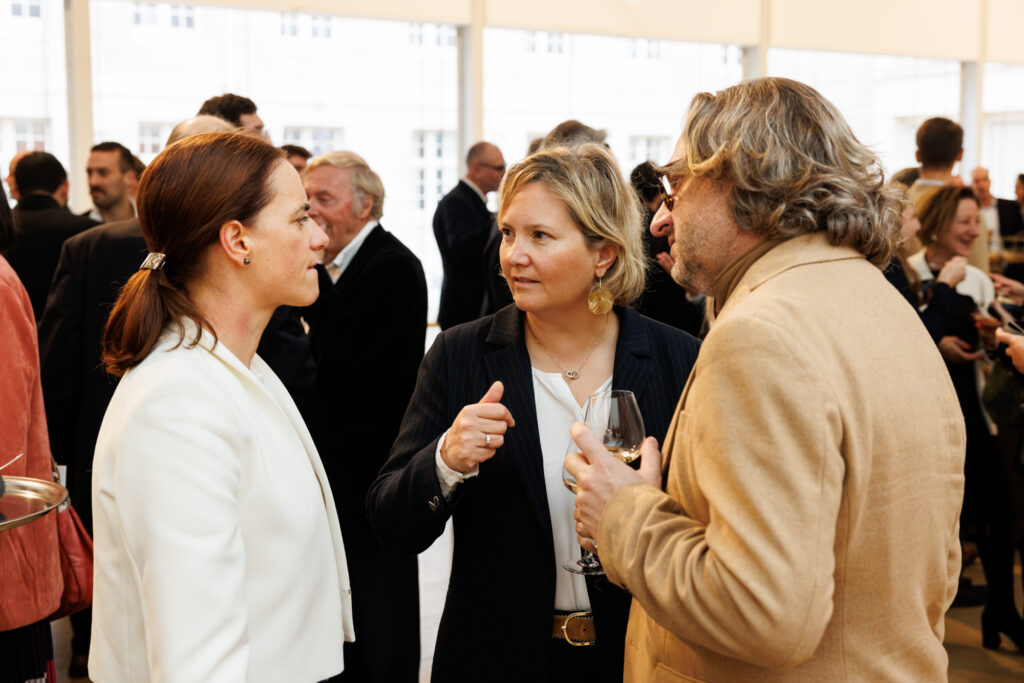 Trois participantes échangeant au Sommet de la Transformation au 3 Mazarium à Paris, en novembre 2025