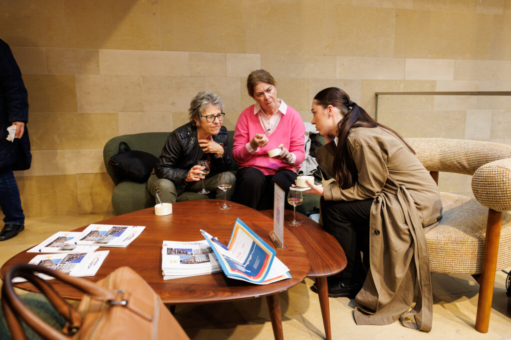 Trois participantes échangeant autour d’une table au Sommet de la Transformation à Paris, en novembre 2025