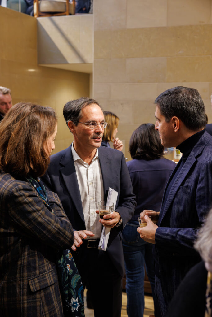 Trois participants échangeant lors du Sommet de la Transformation au 3 Mazarium à Paris, en novembre 2025