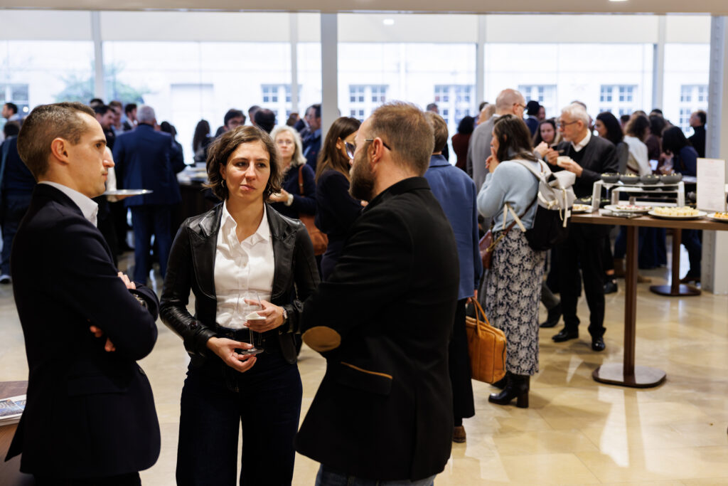 Trois participants échangeant lors du Sommet de la Transformation au 3 Mazarium à Paris, novembre 2025