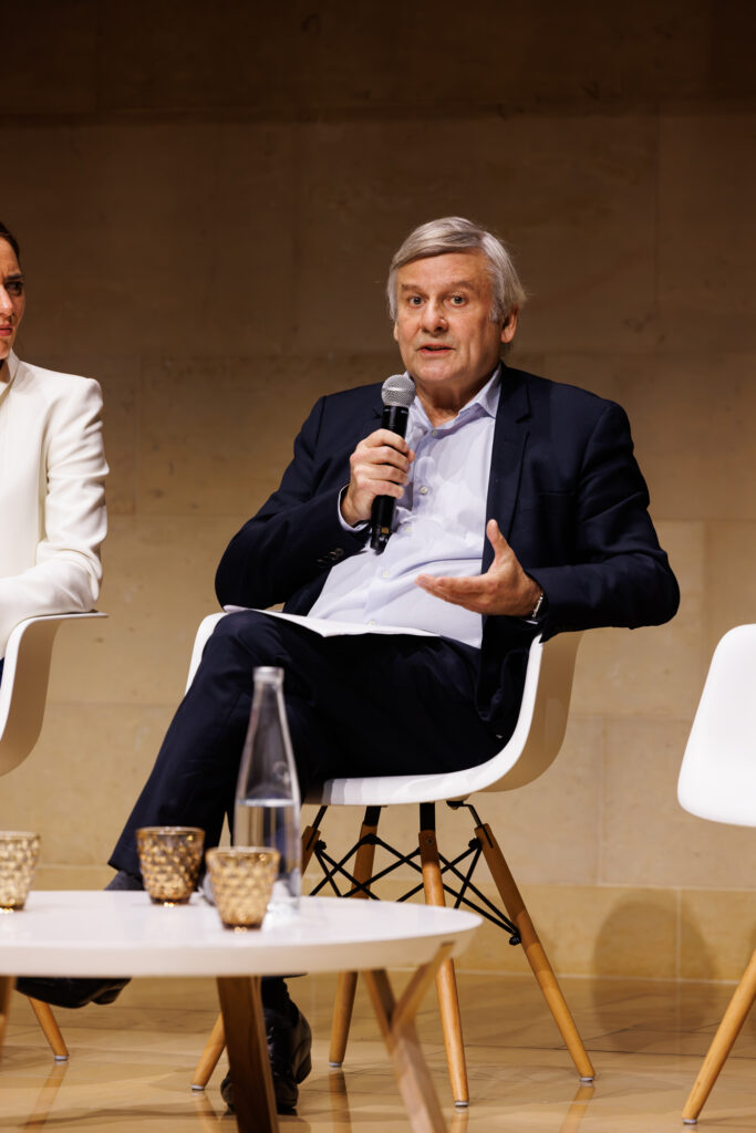 Un intervenant prenant la parole au Sommet de la Transformation au 3 Mazarium à Paris, en novembre 2025