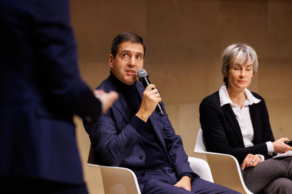 Un intervenant prend la parole au Sommet de la Transformation à Paris, en novembre 2025