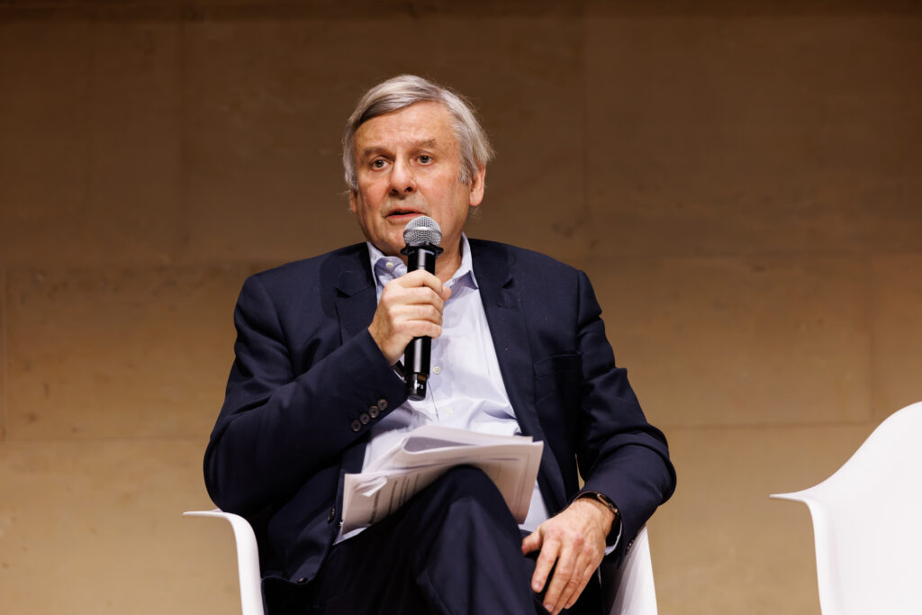 Un intervenant prend la parole au Sommet de la Transformation au 3 Mazarium à Paris, en novembre 2025