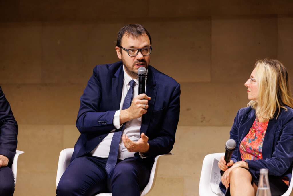 Un intervenant prend la parole lors du Sommet de la Transformation à Paris, en novembre 2025