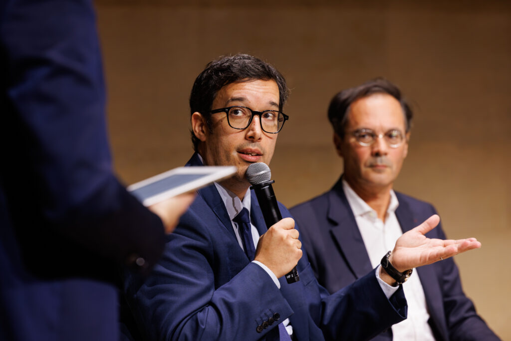 Un intervenant prend la parole lors du Sommet de la Transformation au 3 Mazarium à Paris, en novembre 2025