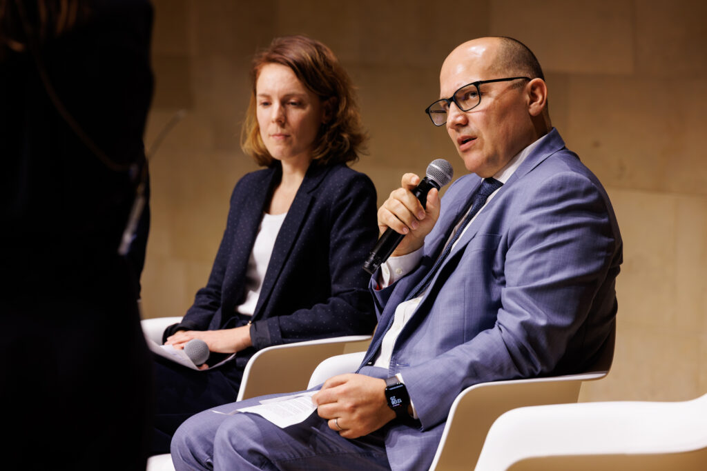 Un intervenant s’exprimant au Sommet de la Transformation au 3 Mazarium à Paris, en novembre 2025