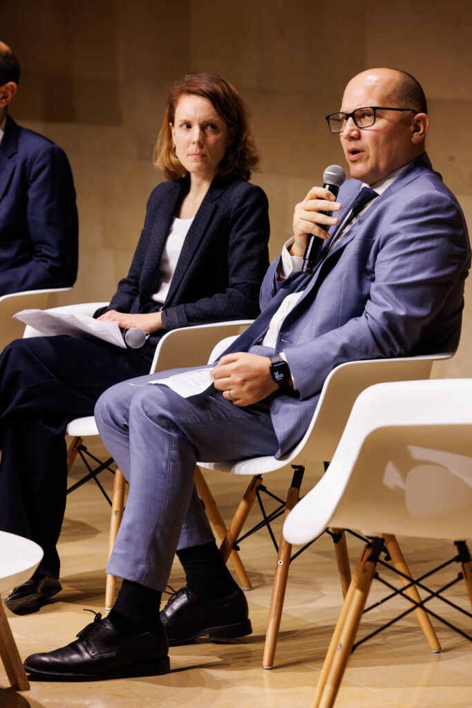 Un intervenant s’exprimant lors du Sommet de la Transformation au 3 Mazarium à Paris, novembre 2025