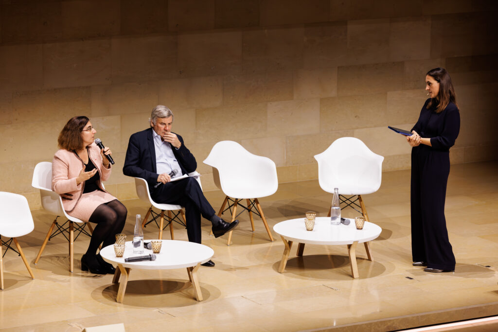 Une intervenante face à deux participants au Sommet de la Transformation à Paris, en novembre 2025
