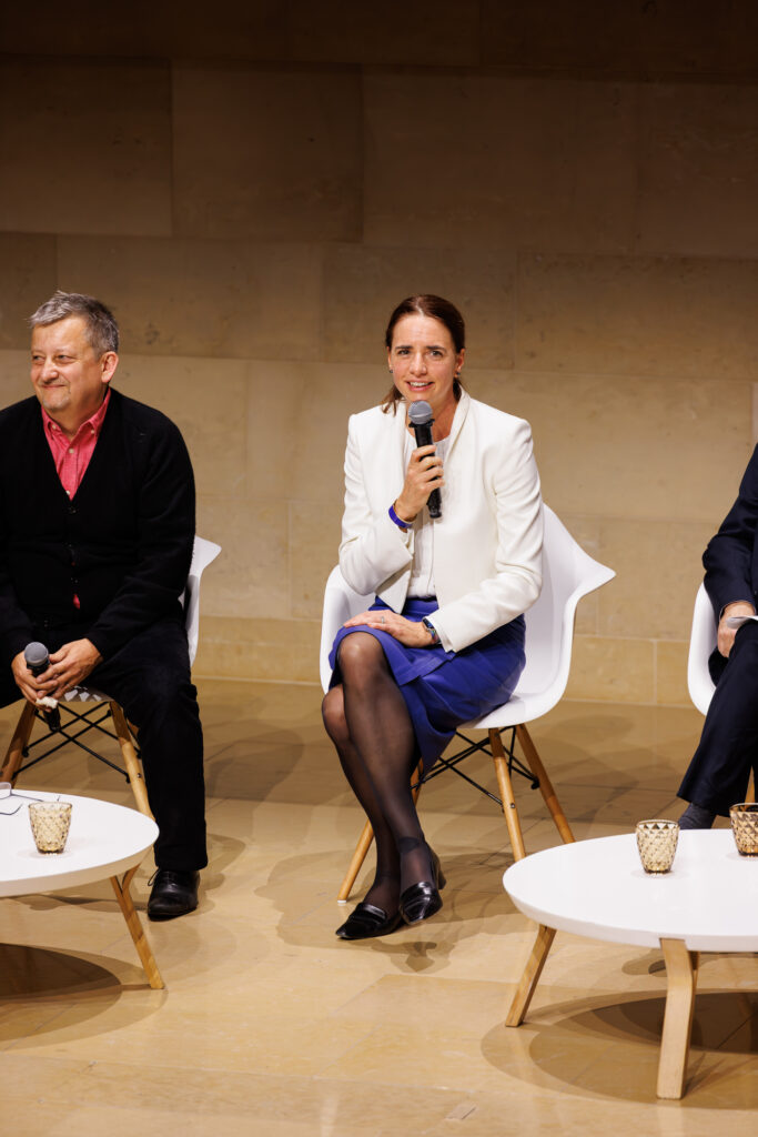 Une intervenante prend la parole lors du Sommet de la Transformation au 3 Mazarium à Paris, en novembre 2025