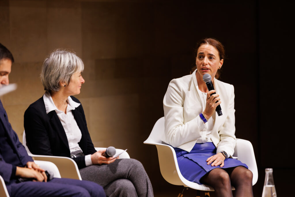 Une intervenante prend la parole lors d’une table ronde du Sommet de la Transformation à Paris, en novembre 2025
