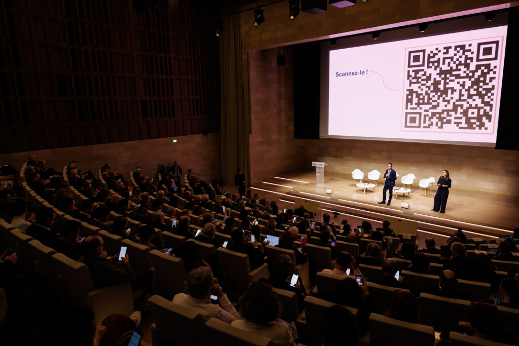 Vue de l’auditorium pendant une intervention au Sommet de la Transformation à Paris, en novembre 2025