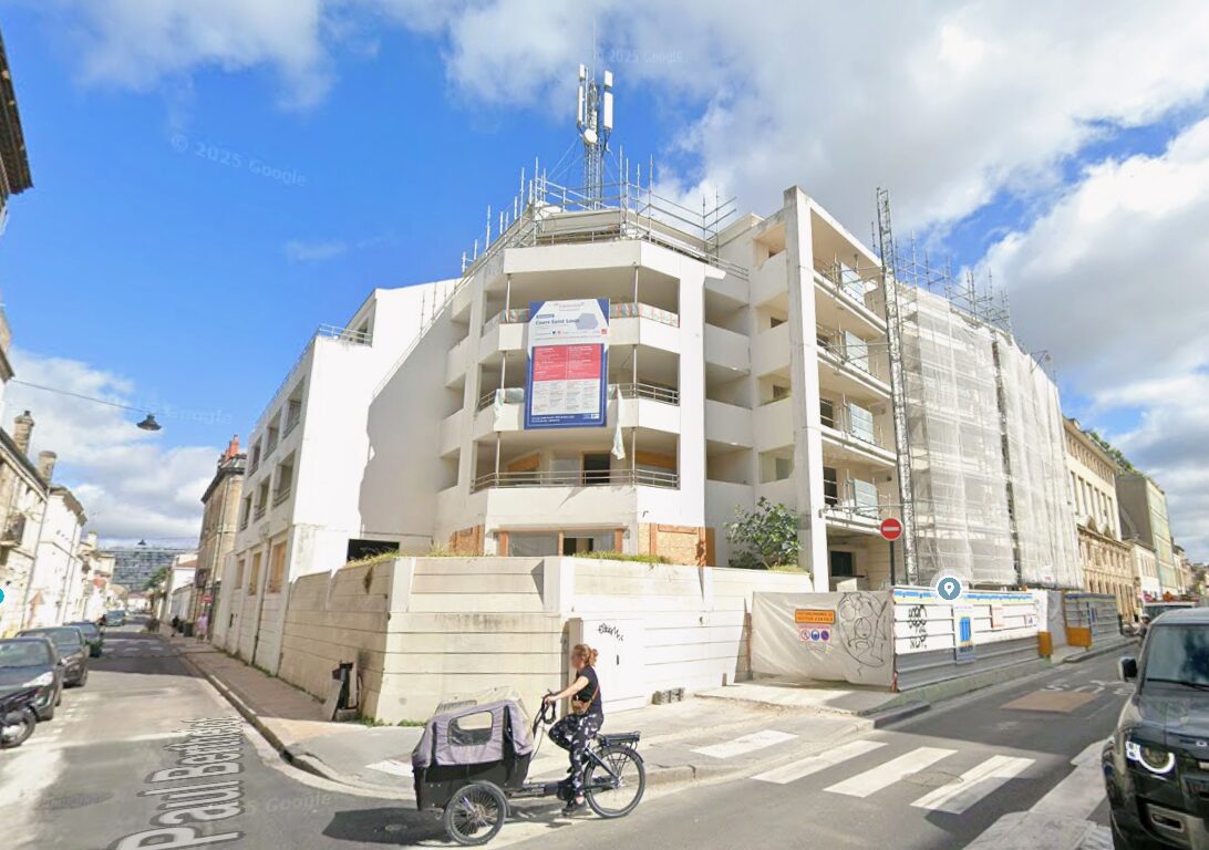 Ancien EHPAD en cours de transformation en résidence étudiante, vue de rue en décembre 2025