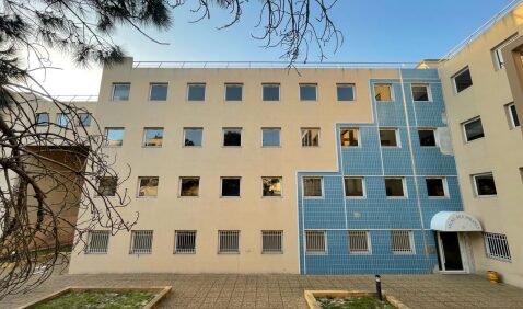 Immeuble de bureaux à Valbonne avant sa transformation, vue extérieure en décembre 2025