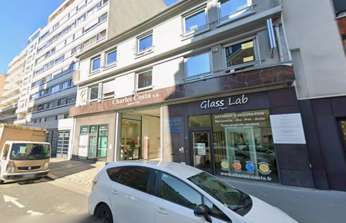 Immeuble de bureaux avec commerces en rez-de-chaussée avant réhabilitation, vue de rue en décembre 2025