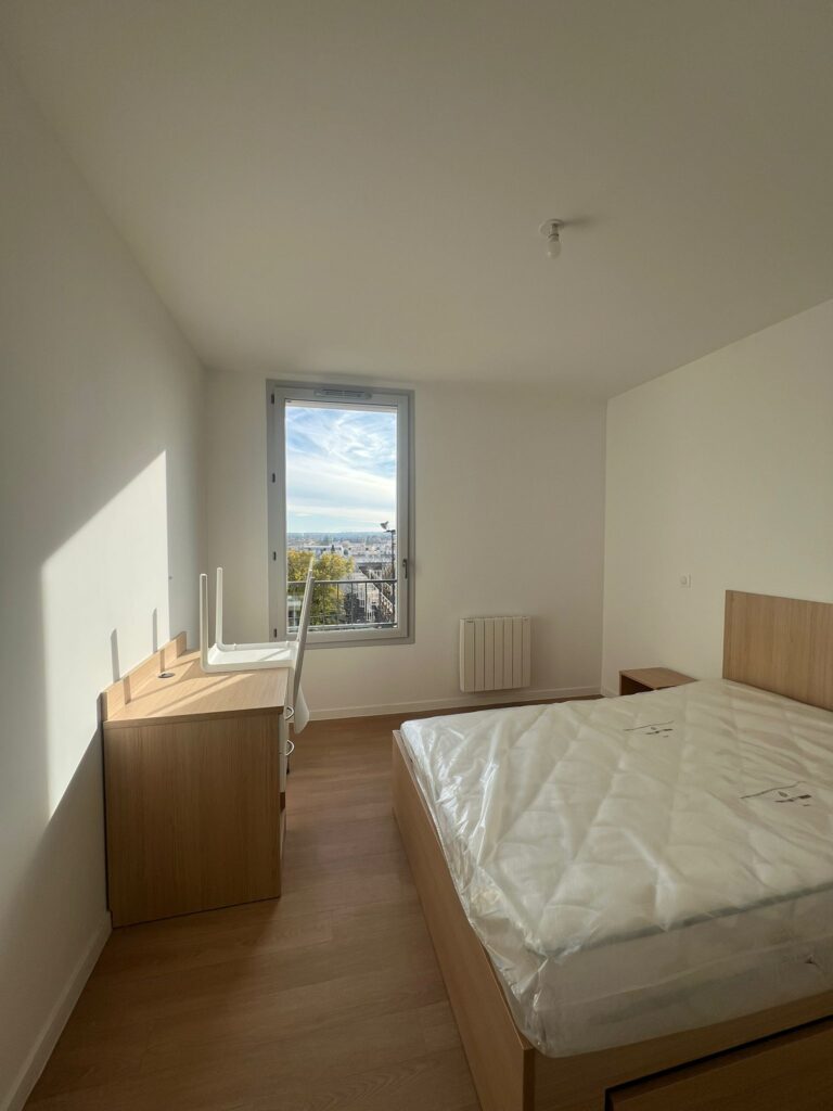 Chambre meublée de la résidence universitaire Spacio à Nîmes après travaux, en décembre 2025