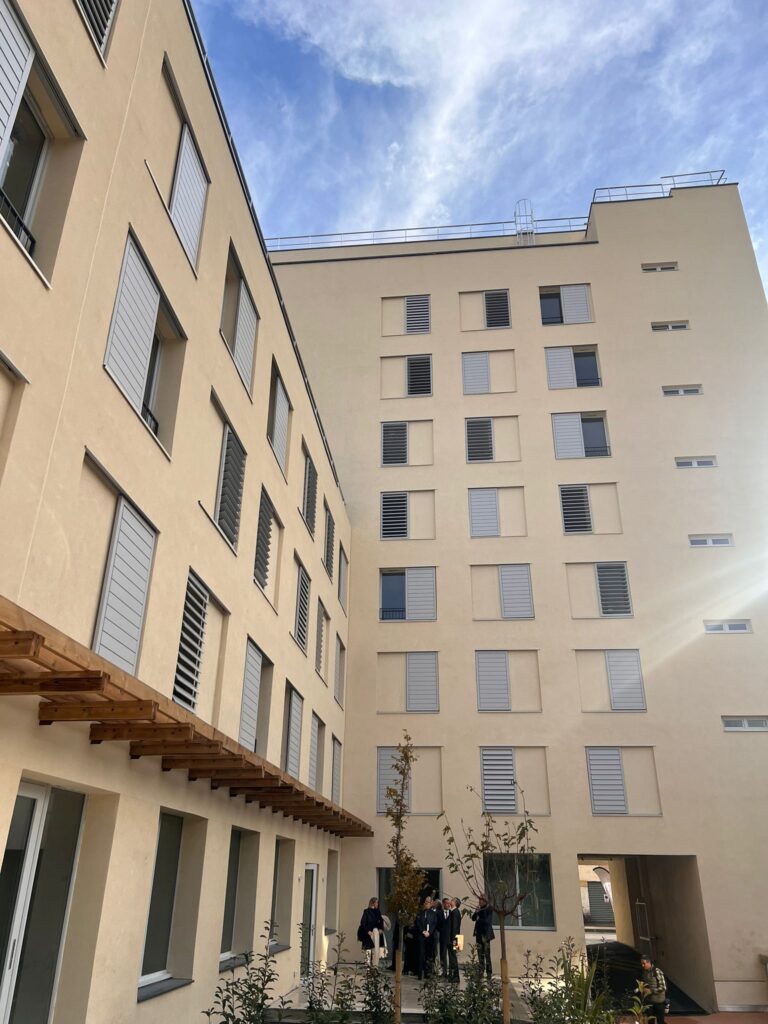 Cour intérieure et façades de la résidence universitaire Spacio à Nîmes après travaux, décembre 2025
