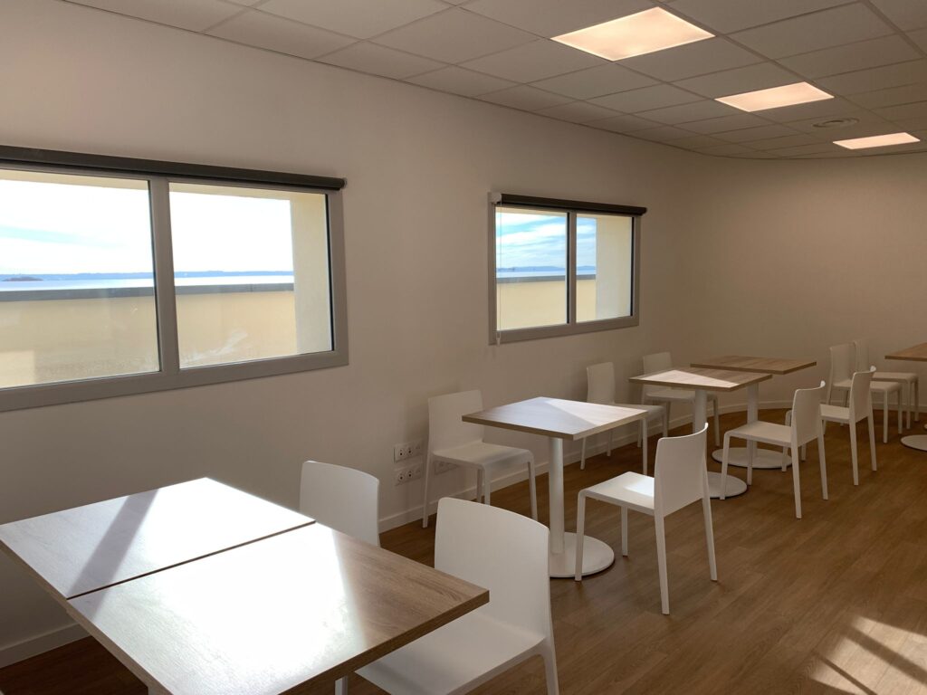 Espace commun meublé de la résidence universitaire Spacio à Nîmes après travaux, en décembre 2025