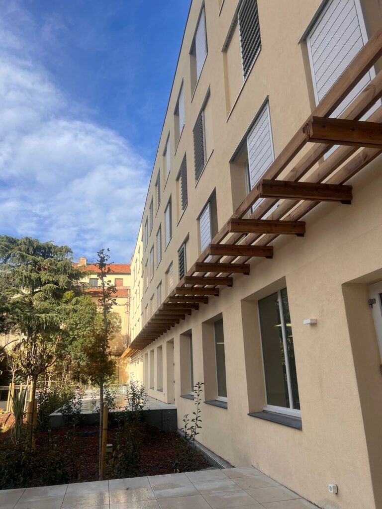 Façade rénovée de la résidence universitaire Spacio à Nîmes après travaux, décembre 2025
