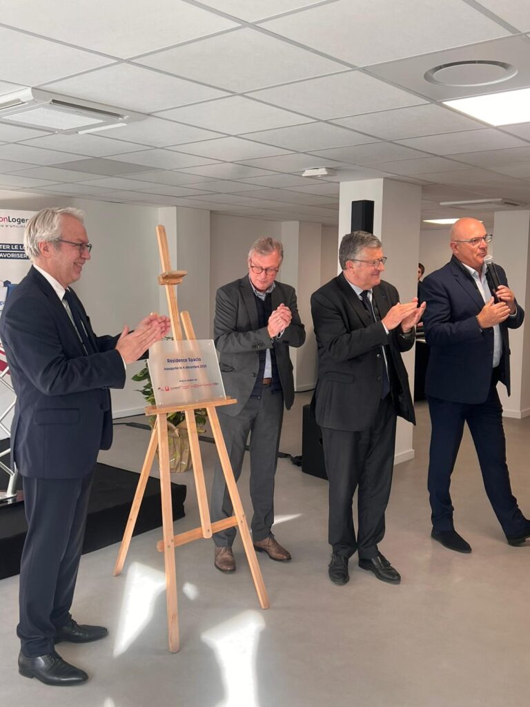 Quatre hommes applaudissant lors de l’inauguration de la résidence Spacio à Nîmes, le 4 décembre 2025