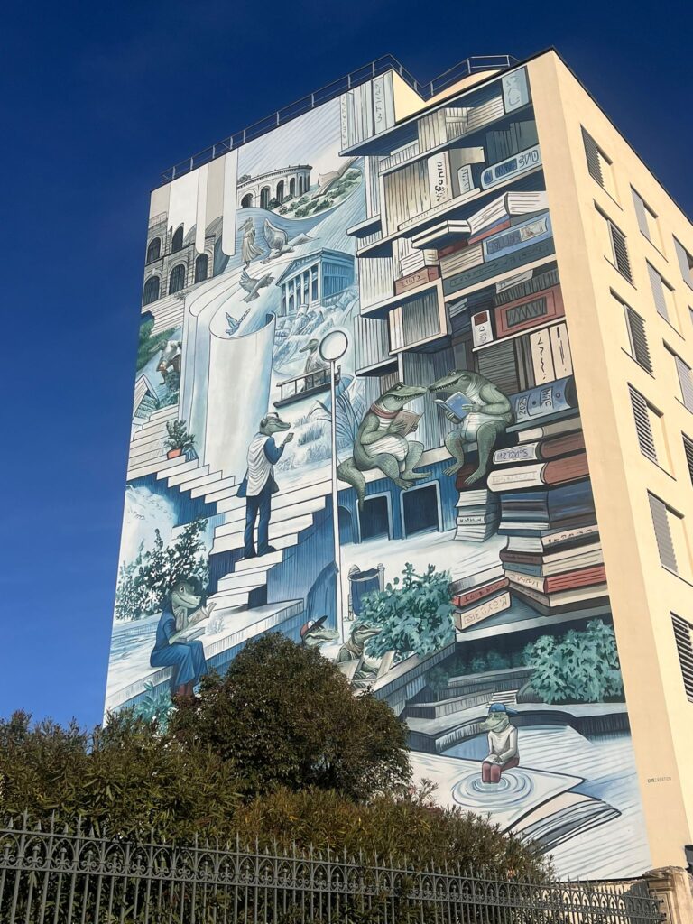 Façade en trompe-l’œil de la résidence universitaire Spacio à Nîmes, achevée en décembre 2025
