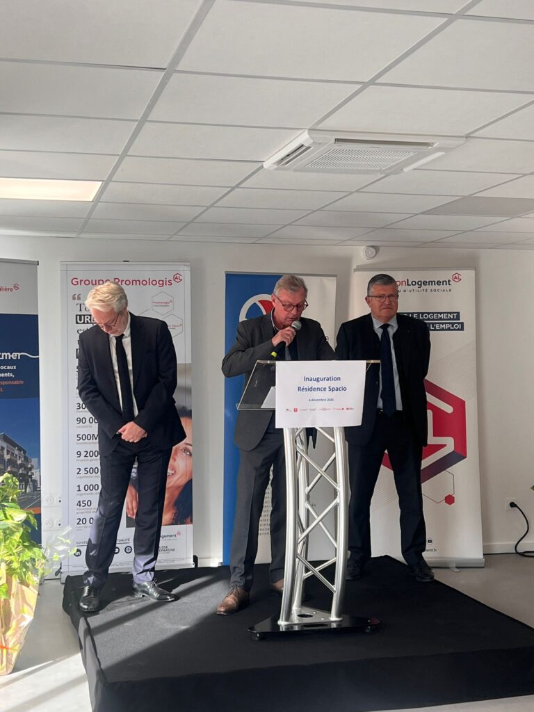 Trois intervenants sur scène lors de l’inauguration de la résidence universitaire Spacio à Nîmes, le 4 décembre 2025