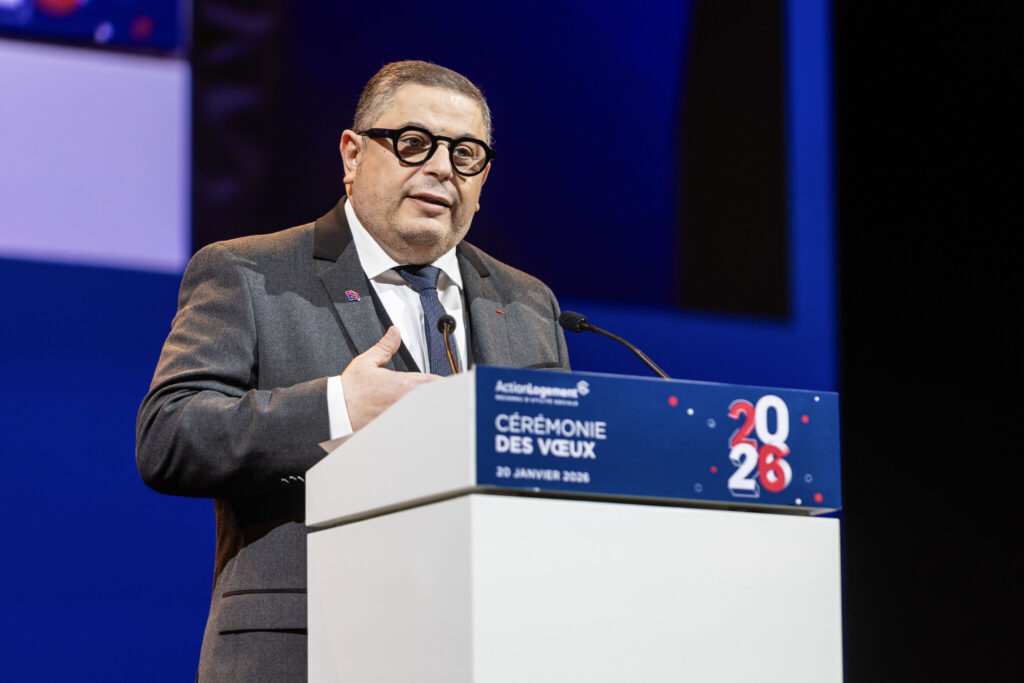 Intervenant prenant la parole derrière un pupitre lors de la cérémonie des vœux 2026