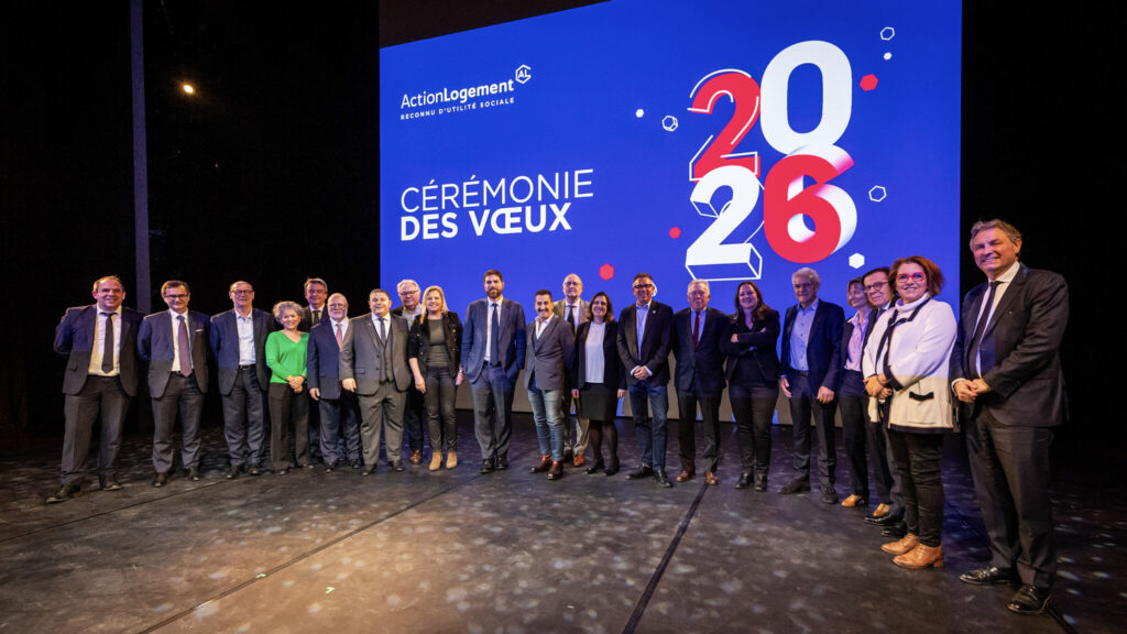 Photo de groupe sur scène lors de la cérémonie des vœux 2026 d’Action Logement, en janvier 2026
