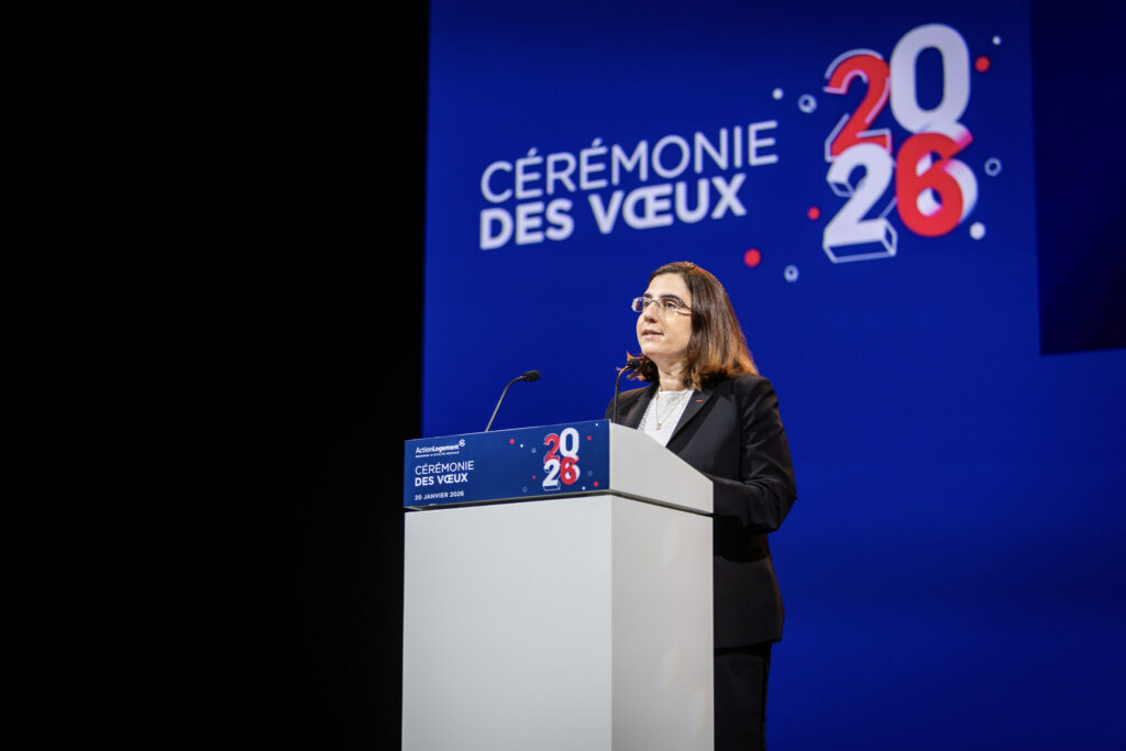 Une intervenante prend la parole au pupitre lors de la cérémonie des vœux 2026 de FTI Foncière