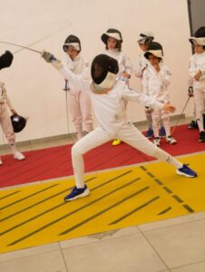 Démonstration d’escrime dans un espace culturel à République, en février 2026
