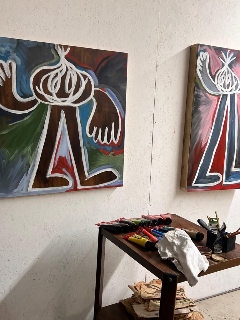 Deux peintures figuratives colorées dans un atelier d’artiste, photographiées le 3 février 2026
