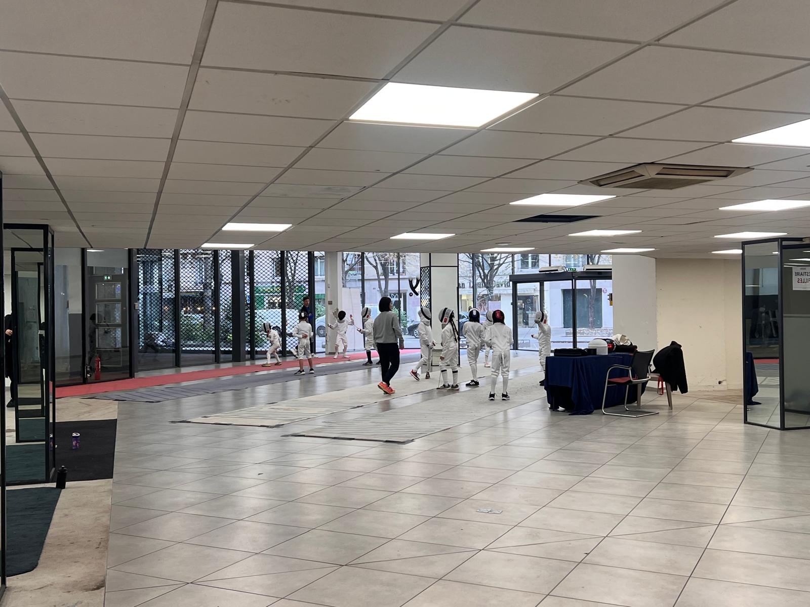 Escrimeurs s'entraînant dans une grande salle