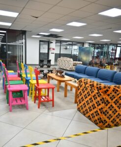 Espace créatif à République avec chaises colorées et canapés dépareillés, présenté en février 2026