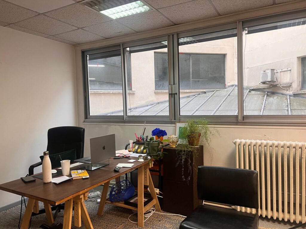 Espace de travail avec bureau, plantes et grandes fenêtres à République, en février 2026